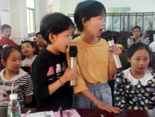 课堂上孩子们踊跃地与老师互动