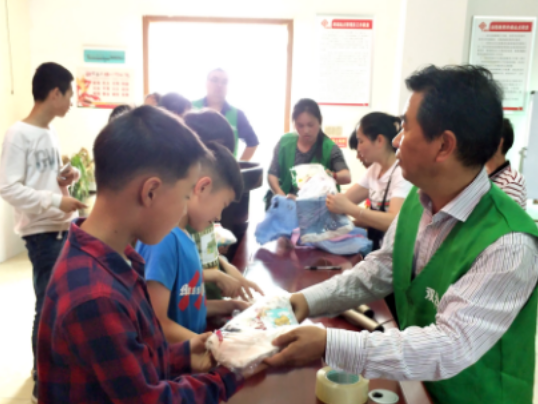 社工们为孩子发放爱心童装