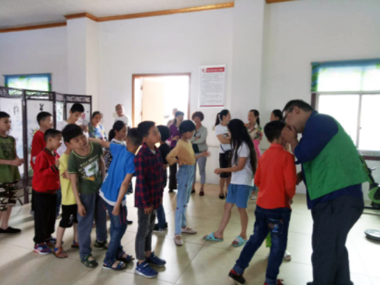 社工们带着孩子们做“你做我猜”的互动游戏